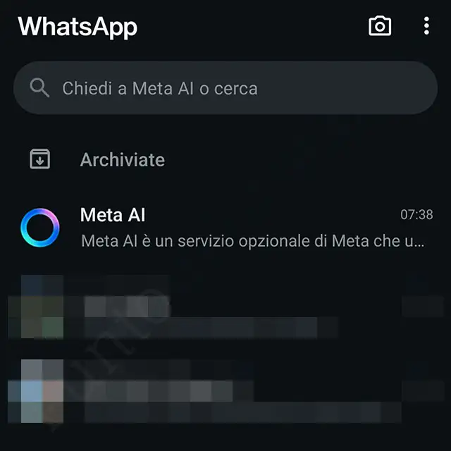 L'interfaccia di Meta AI integrata in WhatsApp, riconoscibile dal logo circolare azzurro e lilla